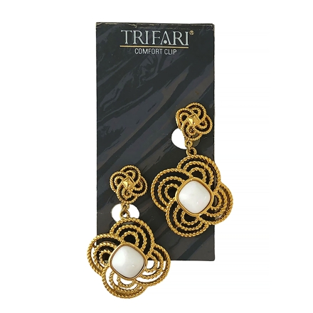 Trifari винтажные длинные резные клипсы с белыми кабошонами NOS